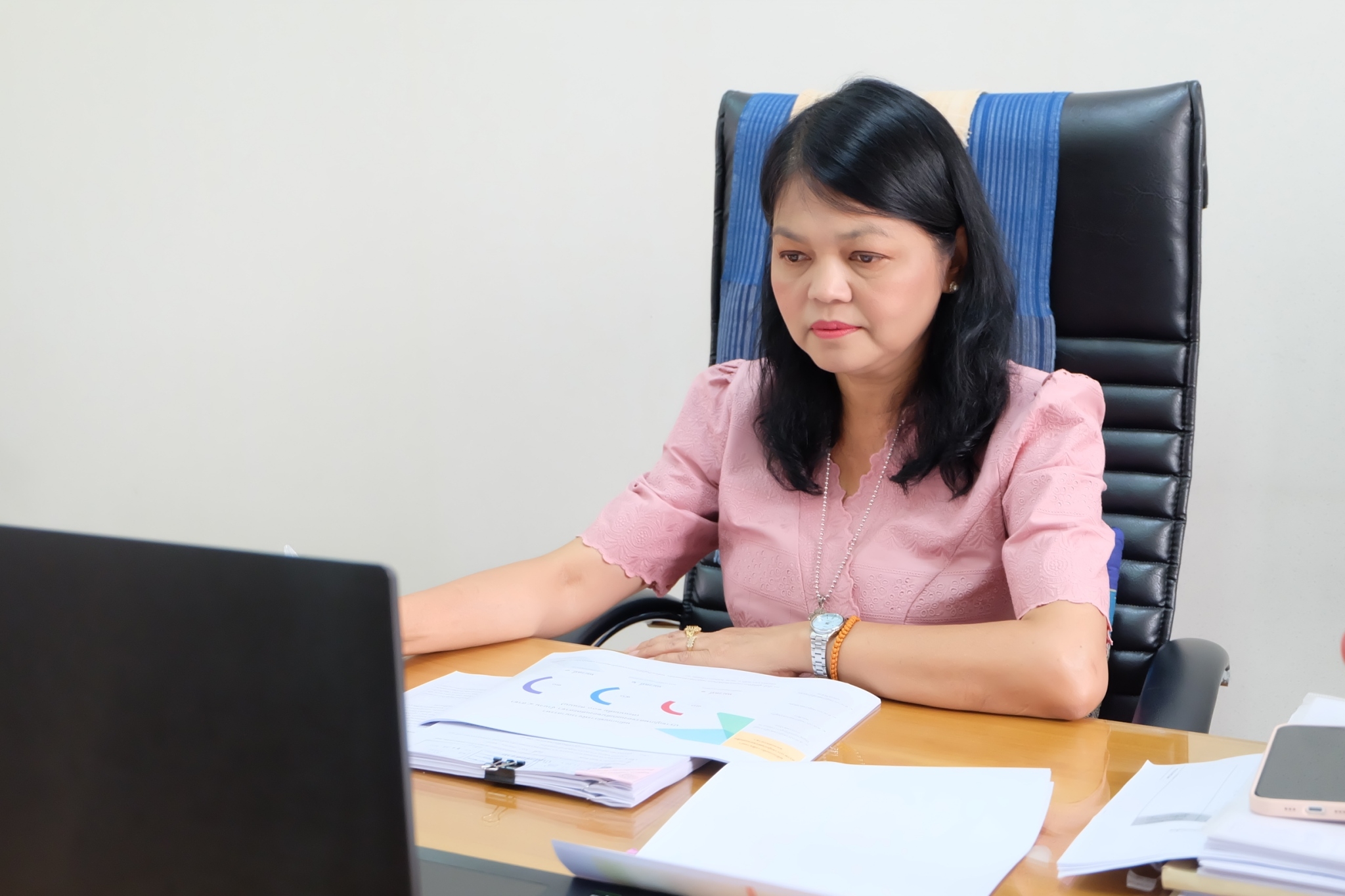 title - ผู้ตรวจราชการ ส.ป.ก. ร่วมประชุมคณะทำงานสรรหาปราชญ์เกษตรของแผ่นดินระดับเขต เขตตรวจราชการที่ 10 และ 11 ประจำปี 2567 ผ่านระบบการประชุมทางไกลออนไลน์ Application Zoom Meeting